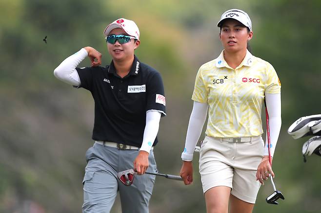 김효주(왼쪽)가 지난 22일 태국 촌부리의 시암 컨트리클럽 올드코스에서 열린 LPGA투어 혼다 타일랜드 최종 라운드 도중 2번 홀에서 지노 티띠꾼과 함께 그린으로 걸어가고 있다. 게티이미지코리아