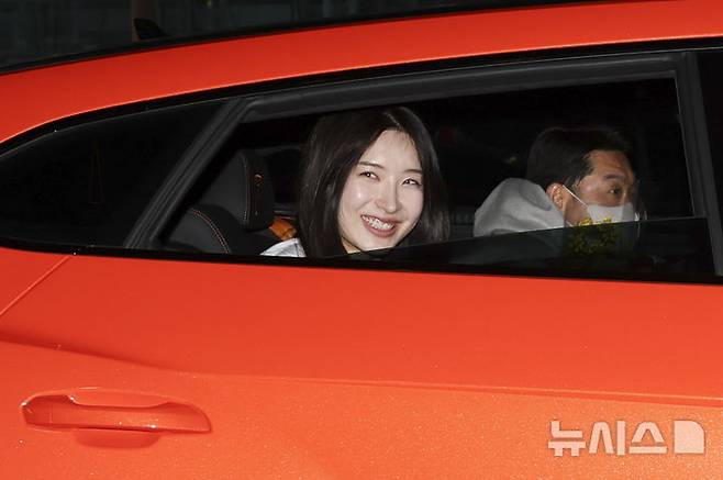 2026 밀라노·코르티나담페초 동계올림픽에서 2관왕을 차지한 쇼트트랙 김길리가 24일 오후 인천국제공항 제2여객터미널에서 람브로기니 우르스 차량을 타고 이동하고 있다. /사진=뉴시스