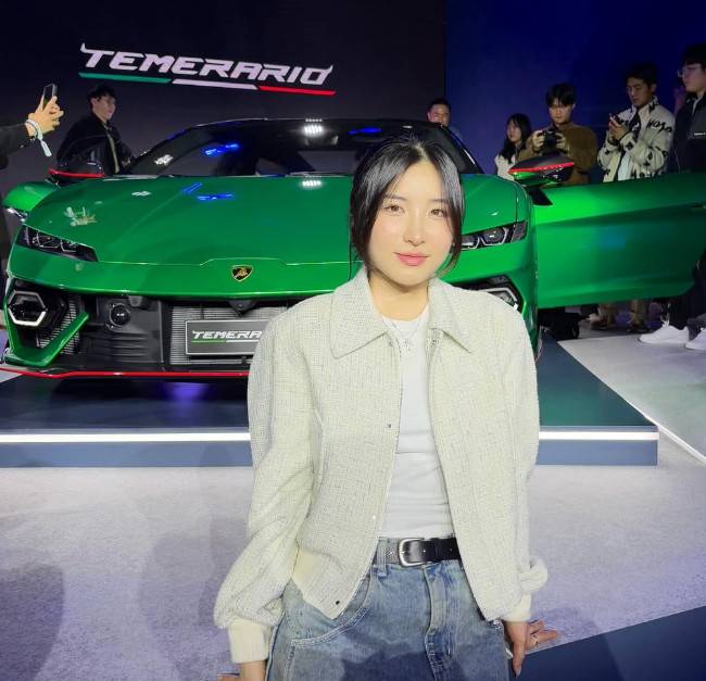 람보르기니 앞에서 포즈를 취하는 김길리의 모습. /사진=김길리 SNS 갈무리