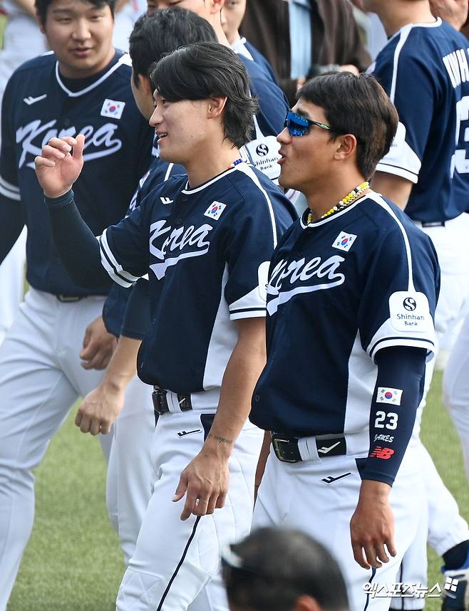 23일 일본 오키나와 카데나 구장에서 열린 한화 이글스와 WBC 대표팀의 연습경기, 경기를 마친 대표팀 김도영 안현민이 이야기를 나누고 있다. 오키나와, 고아라 기자