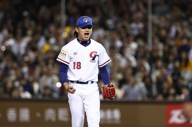 지난 시즌까지 대만프로야구 웨이취안 드래곤즈에서 활약하다 올해 일본프로야구 소프트뱅크 호크스와 계약을 맺은 대만 투수 쉬뤄시. CPBL