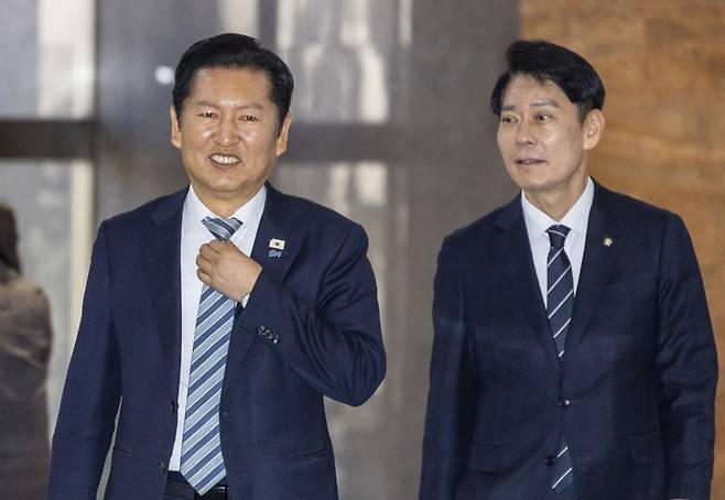 정청래 더불어민주당 대표(왼쪽)가 25일 국회에서 열린 비공개 의원총회에 입장하고 있다. 연합뉴스