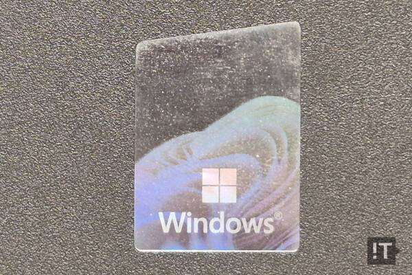 윈도11 탑재 PC의 정품 스티커 / 권용만 기자