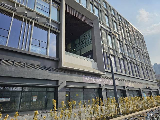 지난 12일 서울 강동구 올림픽파크포레온 단지 내 상가에 ‘임대·매매’ 스티커가 붙은 모습.(사진=김은경 기자)