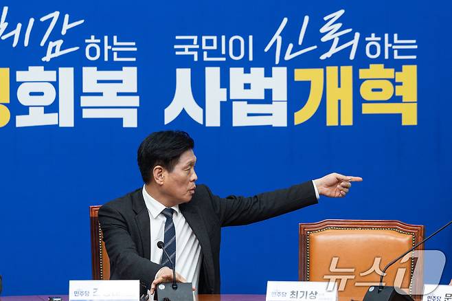 조승래 더불어민주당 사무총장이 22일 서울 여의도 국회에서 열린 기자가담회에서 손으로 방향을 가르키고 있다. 2026.2.22 ⓒ 뉴스1 이승배 기자