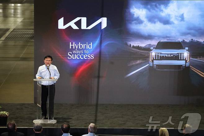 기아는 24일(현지시간) 기준 기아 미국 조지아 법인이 누적 생산 500만 대를 달성하고 조지아주 웨스트포인트 공장에서 2027년형 ‘올 뉴 텔루라이드’ 생산을 시작하며 하이브리드 모델 생산을 본격화했다고 25일 밝혔다. 사진은 윤승규 기아 북미권역본부장 겸 기아 미국법인장 사장이 기념행사에서 발언하는 모습. (현대차·기아 제공. 재판매 및 DB 금지) 2026.2.25 ⓒ 뉴스1