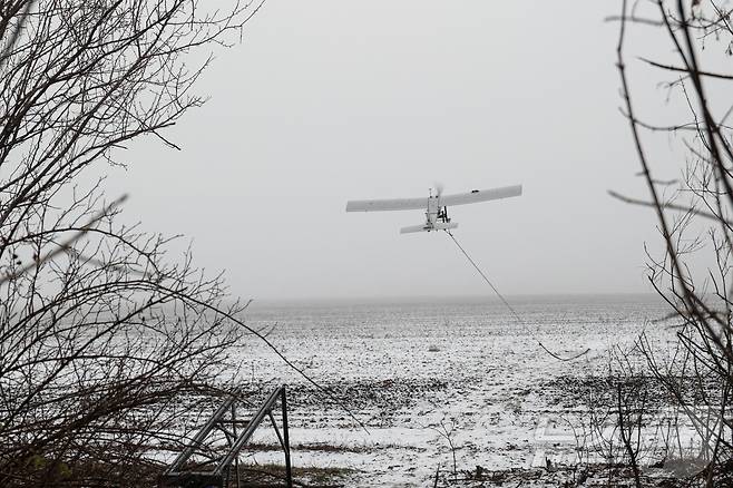 16일(현지시간) 우크라이나 도네츠크 지역에서 우크라이나군이 전선 인근 진지에서 발사한 중거리 공격드론 다트가 러시아군을 향해 날아가고 있다. 2025.12.16. ⓒ 로이터=뉴스1