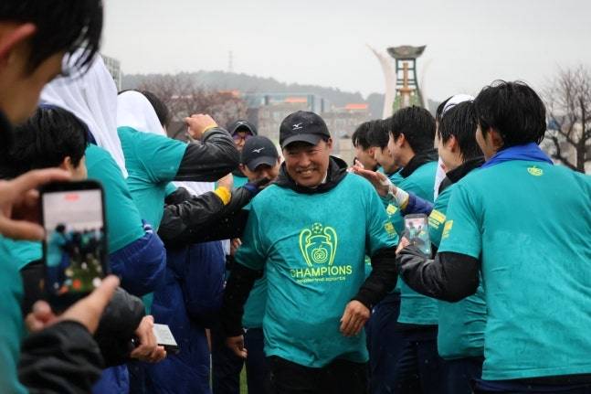 연세대 최태호(가운데) 감독. 사진 | 대학축구연맹