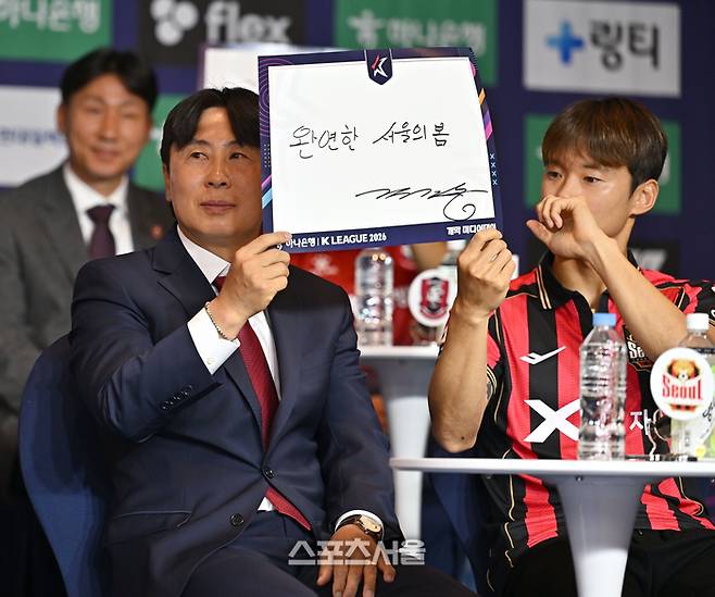 FC 서울 김기동 감독이 25일 서울 홍은동 스위스 그랜드 호텔에서 열린 K리그 2026 개막 미디어데이에서 올해의 키워드를 밝히고 있다. 최승섭기자 thunder@sportsseoul.com
