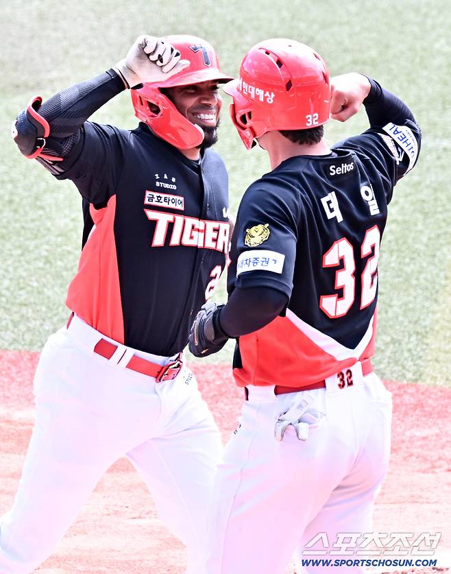 24일 일본 오키나와 가데나 구장에서 열린 야구 대표팀과 KIA 타이거즈의 평가전. 카스트로가 투런포를 날린 뒤 환호하고 있다. 오키나와(일본)=박재만 기자 pjm@sportschosun.com/2026.02.24/