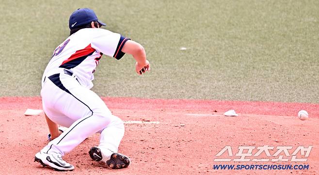 24일 일본 오키나와 가데나 구장에서 열린 야구 대표팀과 KIA 타이거즈의 평가전. 5회초 1사 KIA 데일 강습 타구를 막아낸 김택연이 수비를 펼치고 있다. 오키나와(일본)=박재만 기자 pjm@sportschosun.com/2026.02.24/