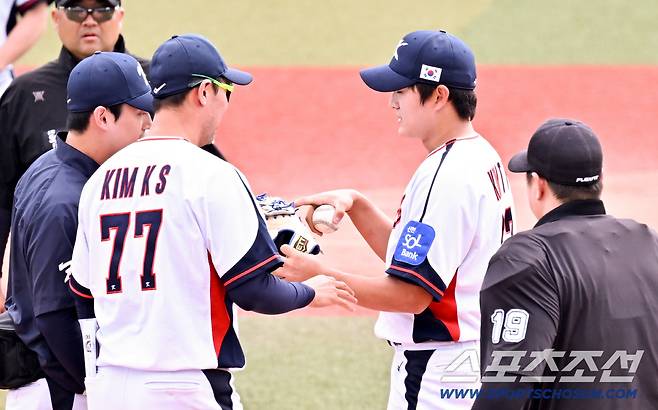 24일 일본 오키나와 가데나 구장에서 열린 야구 대표팀과 KIA 타이거즈의 평가전. 5회초 1사 KIA 데일 강습 타구를 막아낸 김택연이 김광삼 코치와 상태를 체크하고 있다. 오키나와(일본)=박재만 기자 pjm@sportschosun.com/2026.02.24/