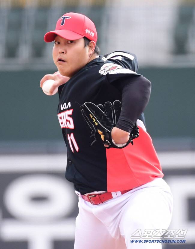 8일 부산 사직야구장에서 KBO리그 시범경기 롯데와 KIA의 경기가 열렸다. 투구하는 KIA 조상우. 부산=송정헌 기자songs@sportschosun.com/2025.03.08/