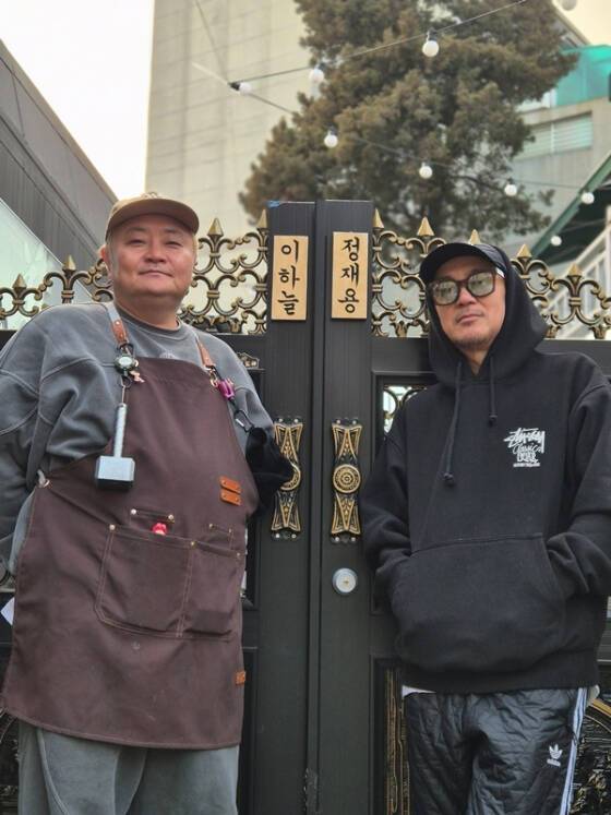 그룹 DJ DOC의 멤버 이하늘(오른쪽) 정재용이 '이들이 운영 중인 곱창집이 2개월 영업정지를 당했다'는 루머를 반박했다./형제곱창 소셜 미디어