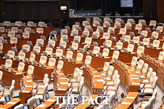 조승환 국민의힘 의원이 25일 오전 서울 여의도 국회에서 열린 제432회국회(임시회) 8차 본회의에 참석해 3차 상법 개정안(상법일부개정법률안)에 대한 무제한토론(필리버스터)를 하고 있는 가운데 의원들의 좌석이 비어있다. /국회=배정한 기자