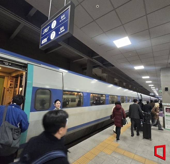 25일 서울 강남구 수서역 승강장에서 승객들이 부산행 KTX에 탑승하고 있다. 호차 표시판에 SRT와 KTX 번호가 나란히 적혀 있다. 최서윤 기자