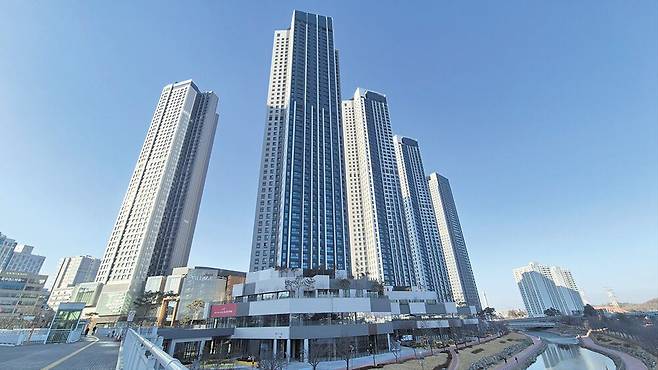 경기 파주시 운정신도시에 위치한 힐스테이트 더 운정. 지상 2층 연결 통로를 통해 스타필드 빌리지로 곧장 갈 수 있다. /박기홍 땅집고 기자