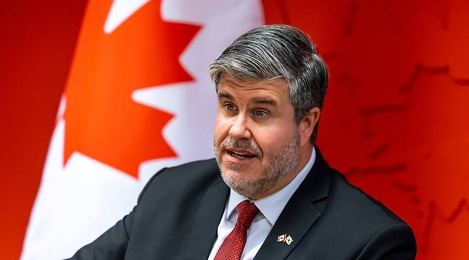 24일 만난 필립 라포르튠 주한캐나다대사는 북한의 러·우 전쟁 파병에 대해 “북한군이 전장 경험을 쌓는 것, 러시아가 북한에 제공한 정보와 기술 등은 한반도 평화에 위험 요인이 될 수 있다”고 했다. /김지호 기자