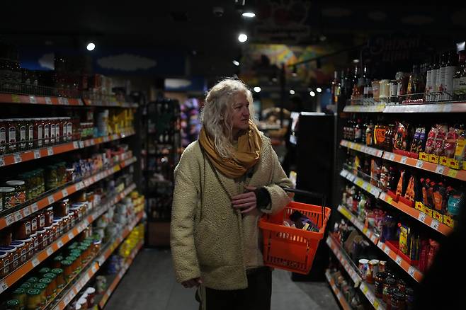 우크라이나 군에서 저격수로 복무하는 테티아나 히미온(47)이 22일 키이우의 한 가게에서 식료품을 둘러보고 있다. /AP 연합뉴스