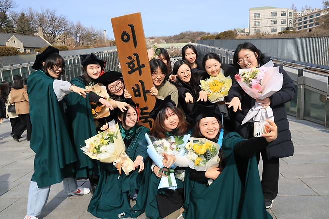 23일 서울 서대문구 이화여자대학교에서 바둑동아리 졸업생 및 재학생들이 기념촬영을 하고 있다. 이화여대 바둑동아리는 1991년부터 시작해 현재까지 활발히 운영중에 있다./박성원 기자