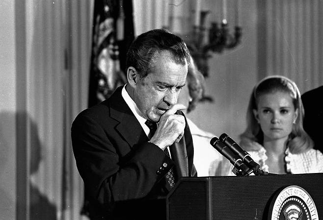 워터게이트 사건으로 사임한 리처드 닉슨 미국 전 대통령의 모습. 그는 언론을 압제하려 했지만 끝내 실패하고 비참한 최후를 맞았다./브리내티커