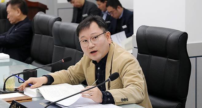 서산시의회 의원정책간담회에서 문수기 의원이 발언하고 있다.