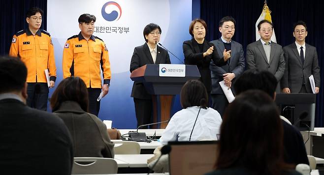 정은경 보건복지부 장관이 25일 오전 서울 종로구 정부서울청사에서 응급환자 이송체계 혁신 시범사업 관련 브리핑을 하고 있다. 2026.02.25 뉴시스