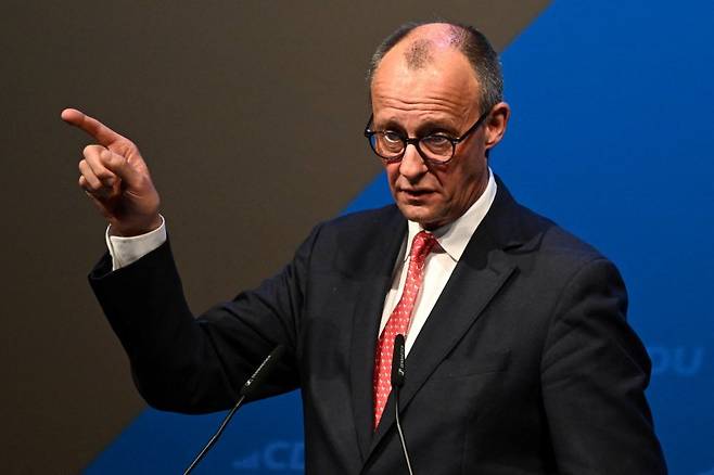 프리드리히 메르츠 독일 총리가 18일(현지시간) 트리에르에서 열린 기민당(CDU)의 연례 '재의 수요일' 모임에서 연설하고 있다. 로이터 연합