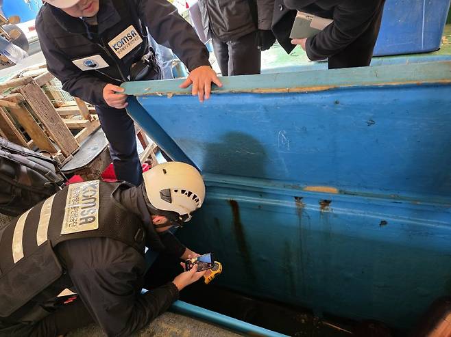한국해양교통안전공단(KOMSA) 제주사고조사센터에서 해수부 어선원안전감독관과 함께 어선 현장점검을 하는 모습. /사진=뉴시스