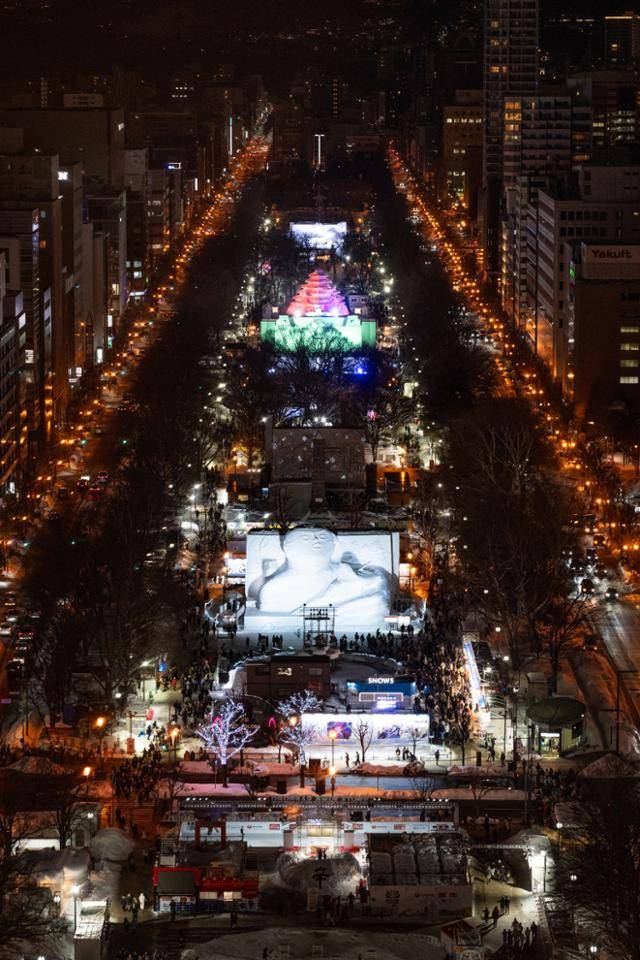 삿포로 TV타워에서 내려다본 오도리공원의 눈 축제 설상 전시 모습.