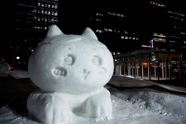삿포로 오도리공원 2초메에 인기 캐릭터 하치와레 모습의 시민 설상이 전시돼 있다.