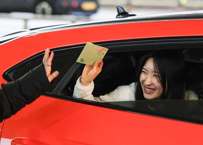 <yonhap photo-4233=""> '람보르길리' 김길리, 스포츠카 타고 집으로 (영종도=연합뉴스) 서대연 기자 = 2026 밀라노-코르티나담페초 동계올림픽 쇼트트랙 2관왕 김길리가 24일 인천국제공항 제2여객터미널을 통해 귀국 뒤 스포츠카를 타고 공항을 출발하고 있다. 김길리는 이번 대회에서 지칠 줄 모르는 체력과 폭발적인 가속력을 뽐내며 스포츠카 이름에 빗대어 '람보르길리'라는 별명을 얻은 바 있다. 2026.2.24 dwise@yna.co.kr/2026-02-24 18:34:28/ <저작권자 ⓒ 1980~2026 ㈜연합뉴스. 무단 전재 재배포 금지, AI 학습 및 활용 금지></yonhap>