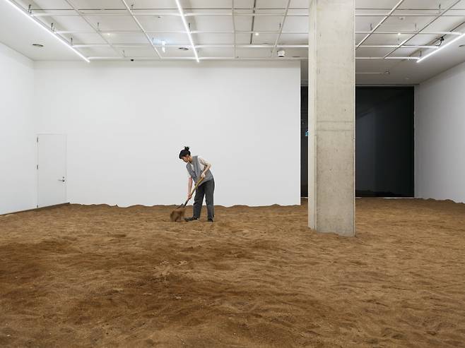 국립현대미술관 서울관에 전시 중인 아사드 라자의 '흡수'. 전시 공간에 깔린 네오소일을 경작자가 돌보고 있다. /국립현대미술관 제공
