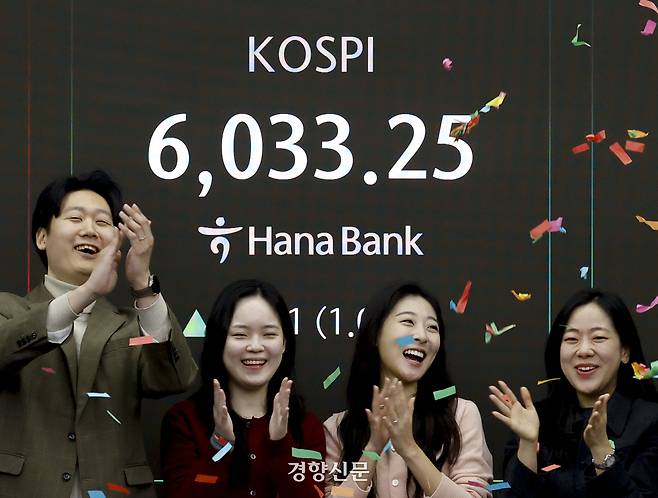 코스피가 사상 처음으로 6000선을 돌파한 25일 서울 중구 하나은행 본점 딜링룸에서 직원들이 기념 세레모니를 하고 있다. 문재원 기자