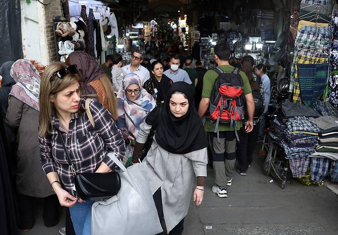 24일(현지시간) 이란 테헤란의 그랜드 바자르에서 시민들이 장을 보고 있다. EPA 연합뉴스