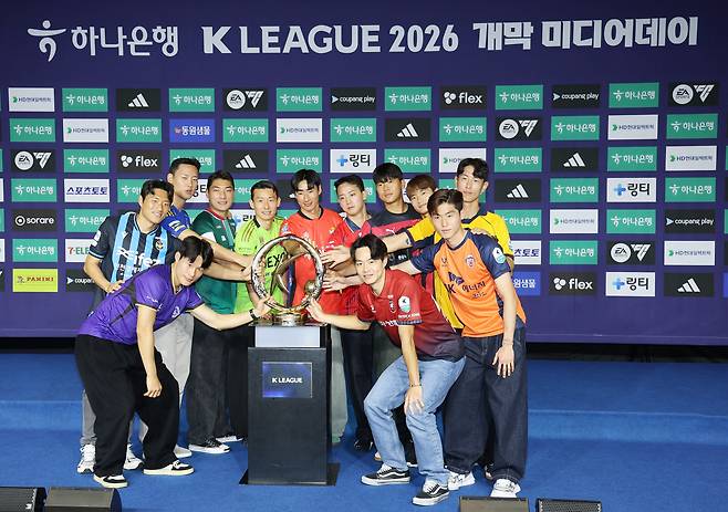 올 시즌엔 우리가 주인공 25일 열린 하나은행 K리그 2026 개막 미디어데이에 참석한 K리그1 12개 구단 대표 선수들이 우승 트로피를 앞에 두고 기념촬영을 하고 있다. 연합뉴스