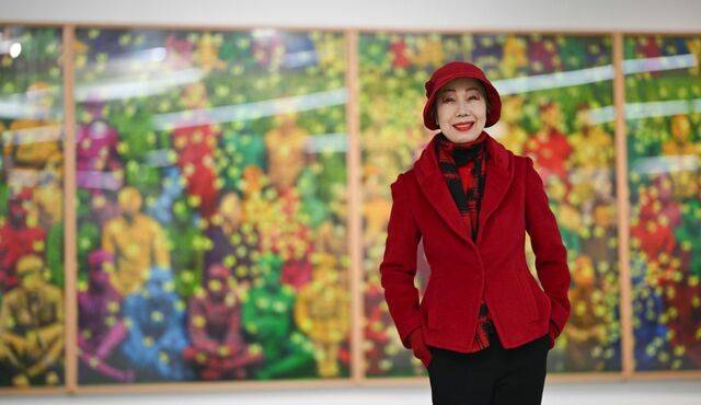 이명옥 사비나미술관 관장이 지난 12일 30주년 기념전이 열리는 전시장에서 국민일보와 인터뷰하고 있다. ‘1만일의 시간, 미술이 묻고 사비나가 답하다’는 제목의 전시는 배경의 작품을 그린 안창홍을 비롯해 강홍구 권여현 유근택 등 작가 23명을 초대해 창작을 향한 작가들의 두려움, 질문과 함께해온 시간을 조명했다. 윤웅 기자