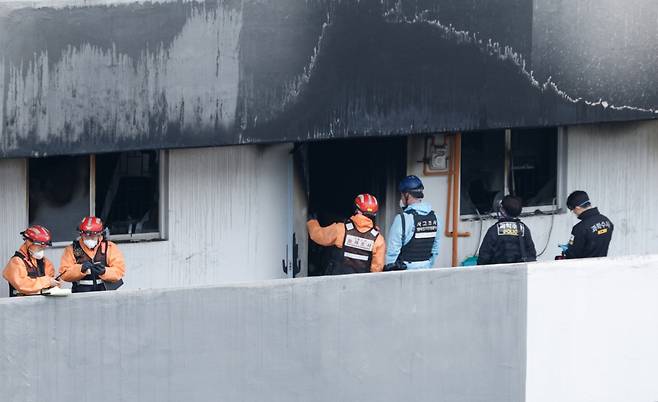 지난 24일 오전 서울 강남구 은마아파트에서 경찰, 소방 관계자들이 화재 원인 조사를 위해 합동 감식을 하고 있다. 소방당국에 따르면 이날 오전 6시 18분쯤 발생한 화재로 10대 여성 1명이 숨지고 3명이 다쳤다./사진=뉴스1.