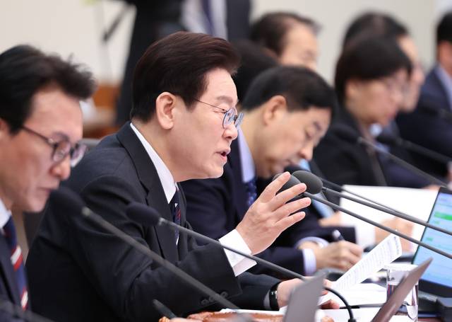 이재명 대통령이 24일 청와대에서 열린 국무회의에서 발언하고 있다. 뉴시스