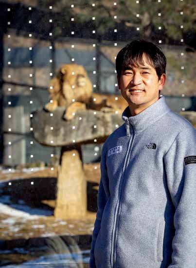 김정호 수의사가 ‘갈비사자’ 앞에서 환하게 웃고 있다.