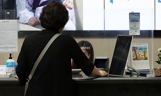 서울시내 한 은행 예·적금 창구에서 고객들이 업무를 보고 있다. 뉴시스