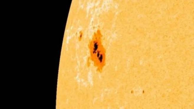 태양 흑점의 모습으로 지구 11배 크기다. 사진=NASA/SDO