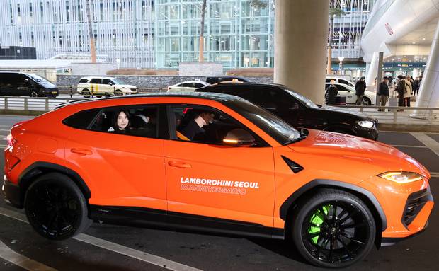 2026 밀라노-코르티나담페초 동계올림픽 쇼트트랙 2관왕 김길리가 24일 인천국제공항 제2여객터미널을 통해 귀국 뒤 스포츠카를 타고 공항을 출발하고 있다. 연합뉴스