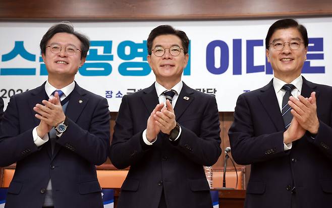 정원오 성동구청장(가운데)이 2월3일 국회도서관에서 이해식(오른쪽)·채현일(왼쪽) 더불어민주당 의원이 연 서울시 시내버스 준공영제 정책토론회에 토론자로 참석해 기념 촬영하고 있다. ⓒ연합뉴스