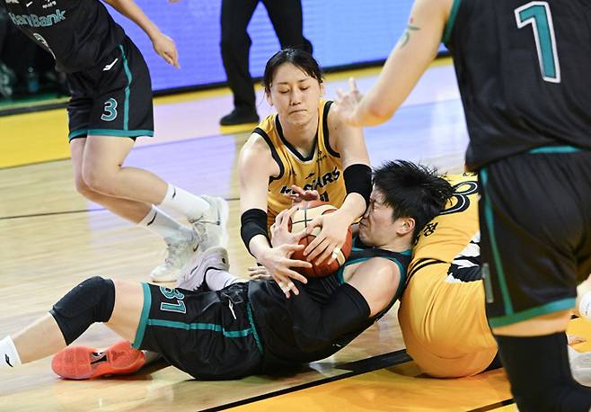 KB스타즈 강이슬(위)과 하나은행 진안이 23일 청주체육관에서 열린 BNK 금융 2025-2026 여자프로농구에서 볼 다툼을 하고 있다. WKBL 제공