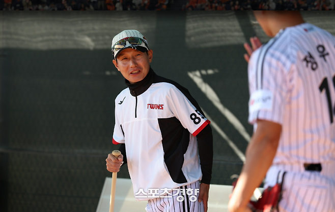 염경엽 LG 감독이 미국 애리조나 스프링캠프에서 정우영의 훈련을 지켜보고 있다. LG 트윈스 제공