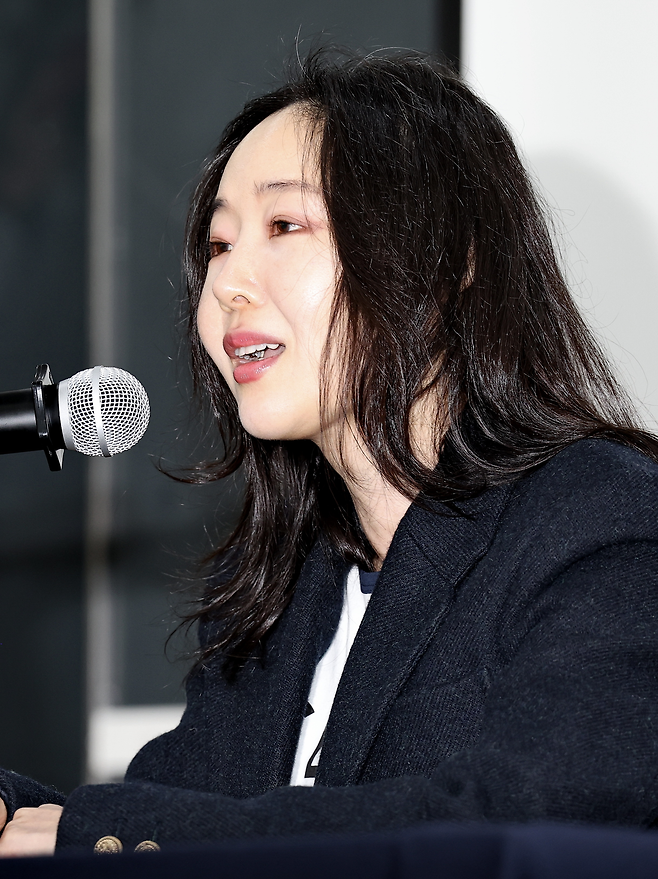 민희진 어도어 전 대표가 25일 서울 종로구 교원챌린지홀에서 열린 민희진-하이브 간 255억 풋옵션 소송 1심 승소 관련 기자회견에서 기자회견문을 읽고 있다. 사진 연합뉴스