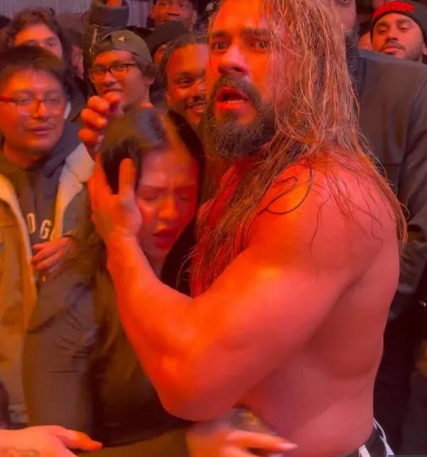 폭행을 당한 팬을 위로하는 안드라데(오른쪽). /사진=더선 갈무리