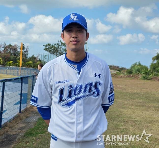 삼성 임기영이 지난 22일 일본 오키나와 온나손의 아카마 볼파크에서 열린 2026 삼성 스프링캠프에서 취재진과 인터뷰에 응하고 있다. /사진=김동윤 기자