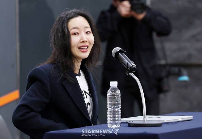 오케이 레코즈 대표 민희진이 25일 서울 종로구 교원 챌린지홀에서 열린 1심 소송 결과와 향후 계획 발표를 위한 기자회견에서 발언하고 있다. /2026.02.25 /사진=김휘선 hwijpg@
